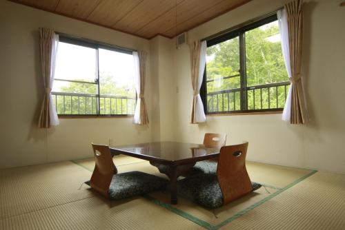 Tengu Onsen Asama Sanso Ideally located in the Komoro area, Tengu Onsen Asama Sanso promises a relaxing and wonderful visit. The property offers a wide range of amenities and perks to ensure you have a great time. Service-mi