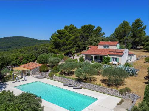 Quaint Villa in Pignans with Swimming Pool gîte à louer L'Aubreguière
