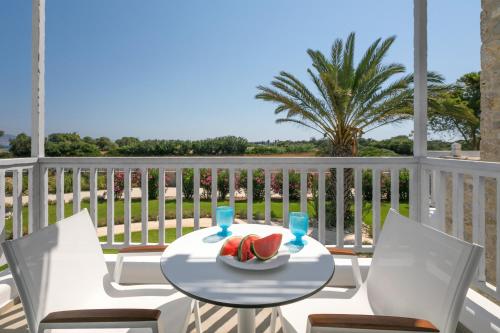 ระเบียง/ชานเรือน, White Pearls-Adults Only Luxury Suites in แลมบิ