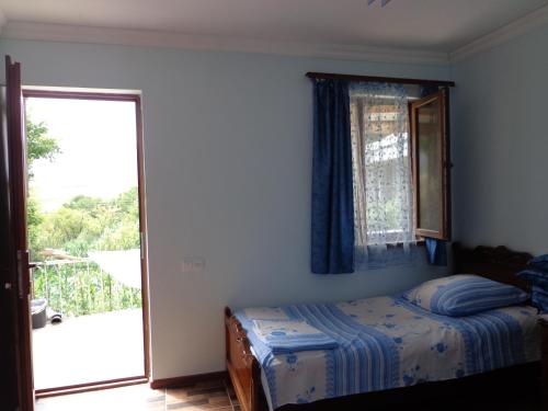 2 twin beds