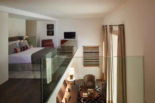 Mezzanine Suite image 6