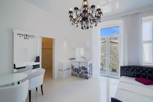 Collins Apartments Center in พูลา