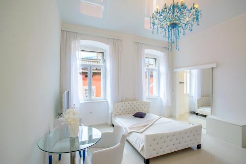 Collins Apartments Center - image 3