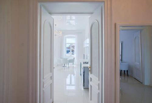 Collins Apartments Center - image 11