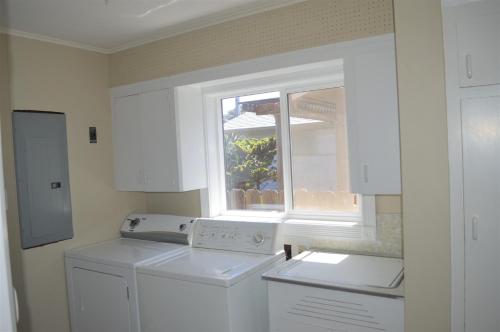 Captains Quarter's Beach House - image 4