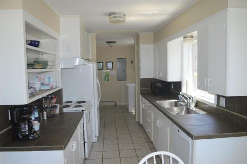 Captains Quarter's Beach House - image 6