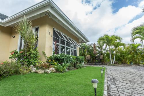 Ocho Rios Under The Palms II in 植物村