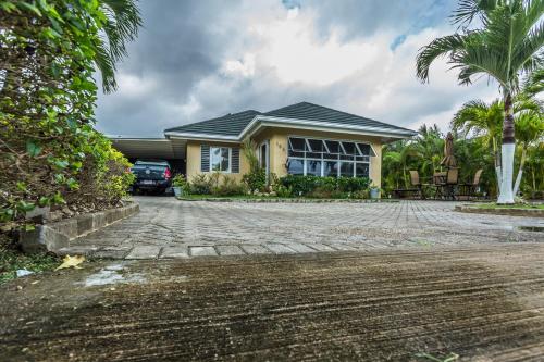 Ocho Rios Under The Palms II in 植物村