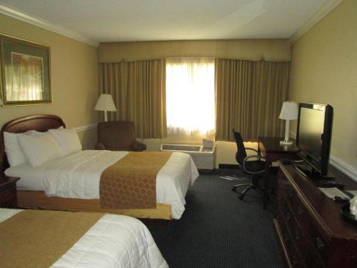 Kinderlou Inn Kinderlou Inn is conveniently located in the popular Valdosta area. Both business travelers and tourists can enjoy the hotels facilities and services. 24-hour front desk, facilities for disabled gues