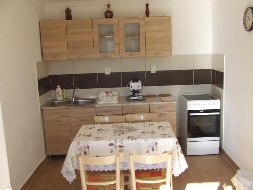 Kitchen, Meggyes Vendeghaz in Nyirbator