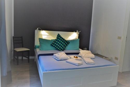 1 queen bed, 1 twin bed