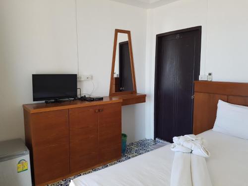 Mac's Bay Resort - image 2
