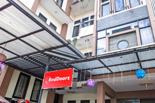 RedDoorz Plus near Isola UPI