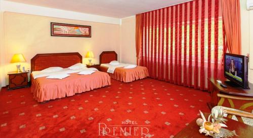 1 queen bed, 1 twin bed