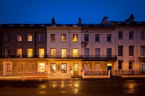Exterior view, La Rosa Hotel in Whitby