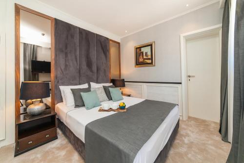 1 queen bed, 1 twin bed, 1 sofa bed