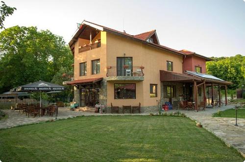 Къща за гости "Там край реката " (Къща за гости "Там краи реката ") in Shipka