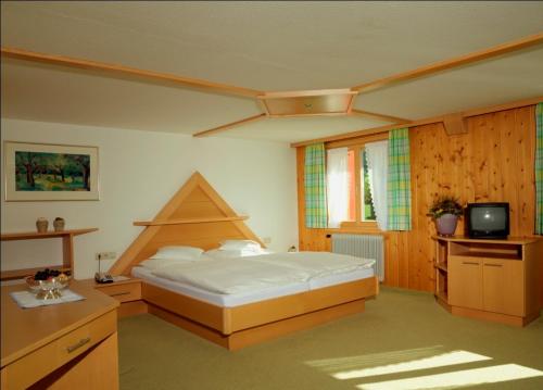 1 queen bed, 1 twin bed