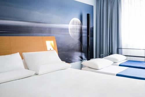 1 double bed, 2 twin beds