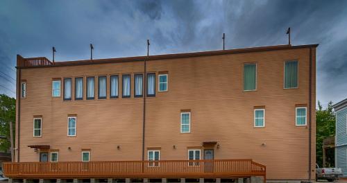 Urban Condos with Spacious Rooms & Amenities - image 2