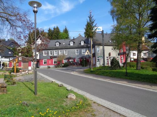 Pension & Gasthof Am Park UG 4.5km von Suhler Straße entfernt