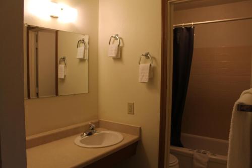 Silver Sands Motel - image 11