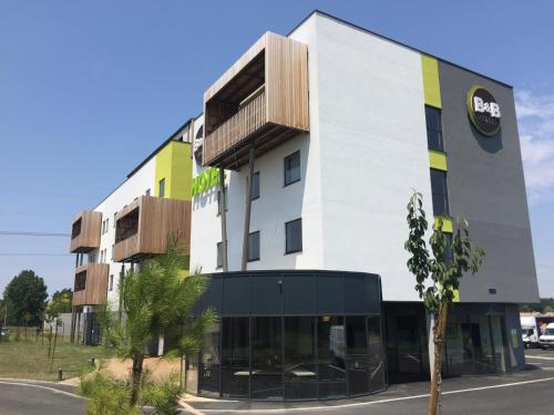 Accommodation in Tresses