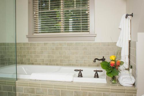 Two-Bedroom Cottage - Lakeside