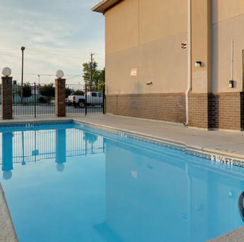 Econo Lodge - image 3