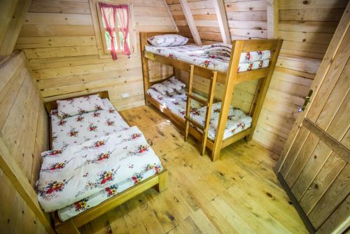 3 twin beds