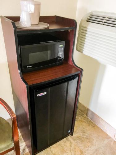 Budget Inn - image 7