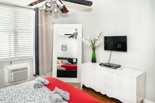 713 Miami Beach Apartments - image 7