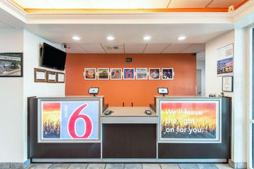 Motel 6 Junction City, KS - 로비