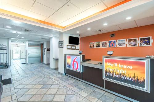 Motel 6 Junction City, KS - 로비