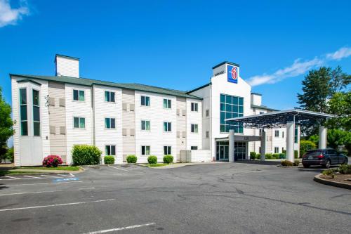 Motel 6-Portland, OR - North