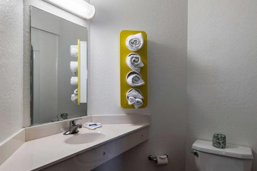 Motel 6 Junction City, KS - 화장실