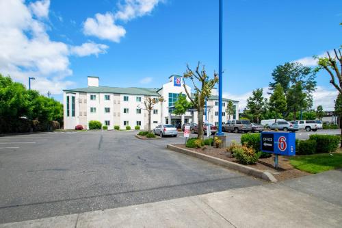 Motel 6-Portland, OR - North