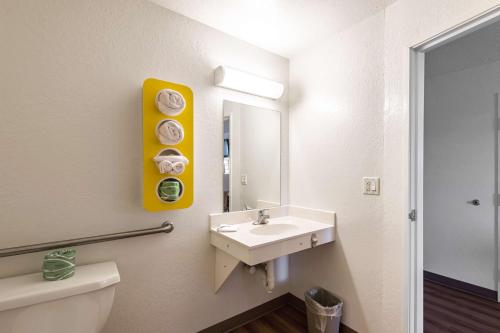 Motel 6 Junction City, KS - 화장실