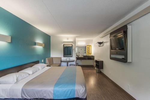 Motel 6-Overland Park, KS Motel 6 - Overland Park is conveniently located in the popular Overland Park area. The hotel offers a high standard of service and amenities to suit the individual needs of all travelers. Facilities l