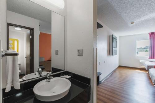 Motel 6 Omaha - Central – Omaha, NE