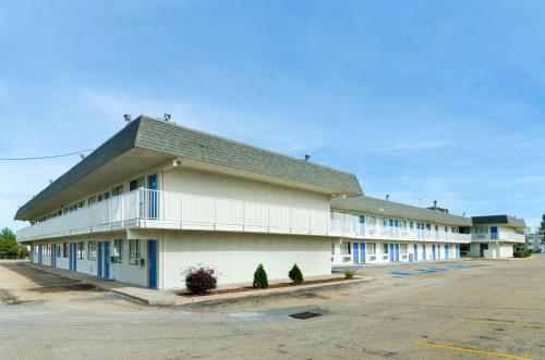 Motel 6-Topeka, KS - Northwest