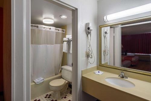 Motel6 Groton, CT - 샤워실