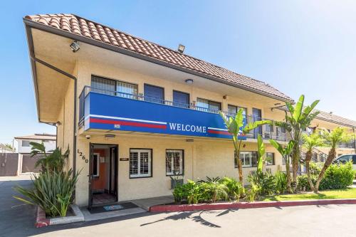 Motel 6 Riverside, CA - UCR East