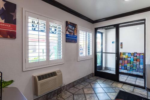 Előcsarnok, Motel 6 Riverside, CA - UCR East in Riverside (Kalifornia)