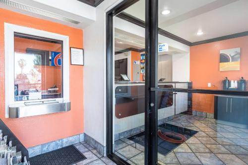 Előcsarnok, Motel 6 Riverside, CA - UCR East in Riverside (Kalifornia)
