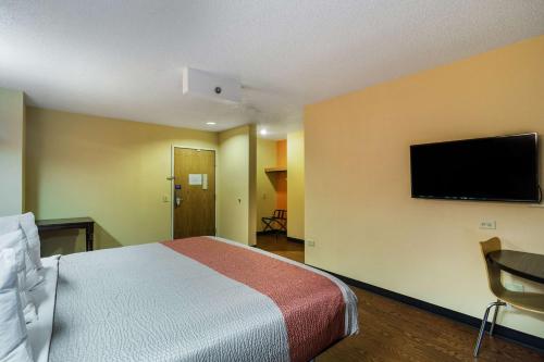 Deluxe King Room - Non-Smoking