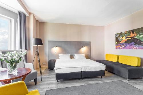 1 queen bed, 2 twin beds