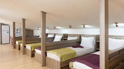 6 twin beds