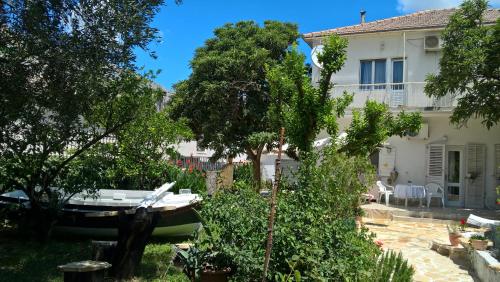  Apartment Mirjana, Ferienwohnung in Solin