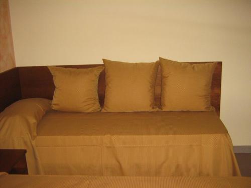 3 twin beds